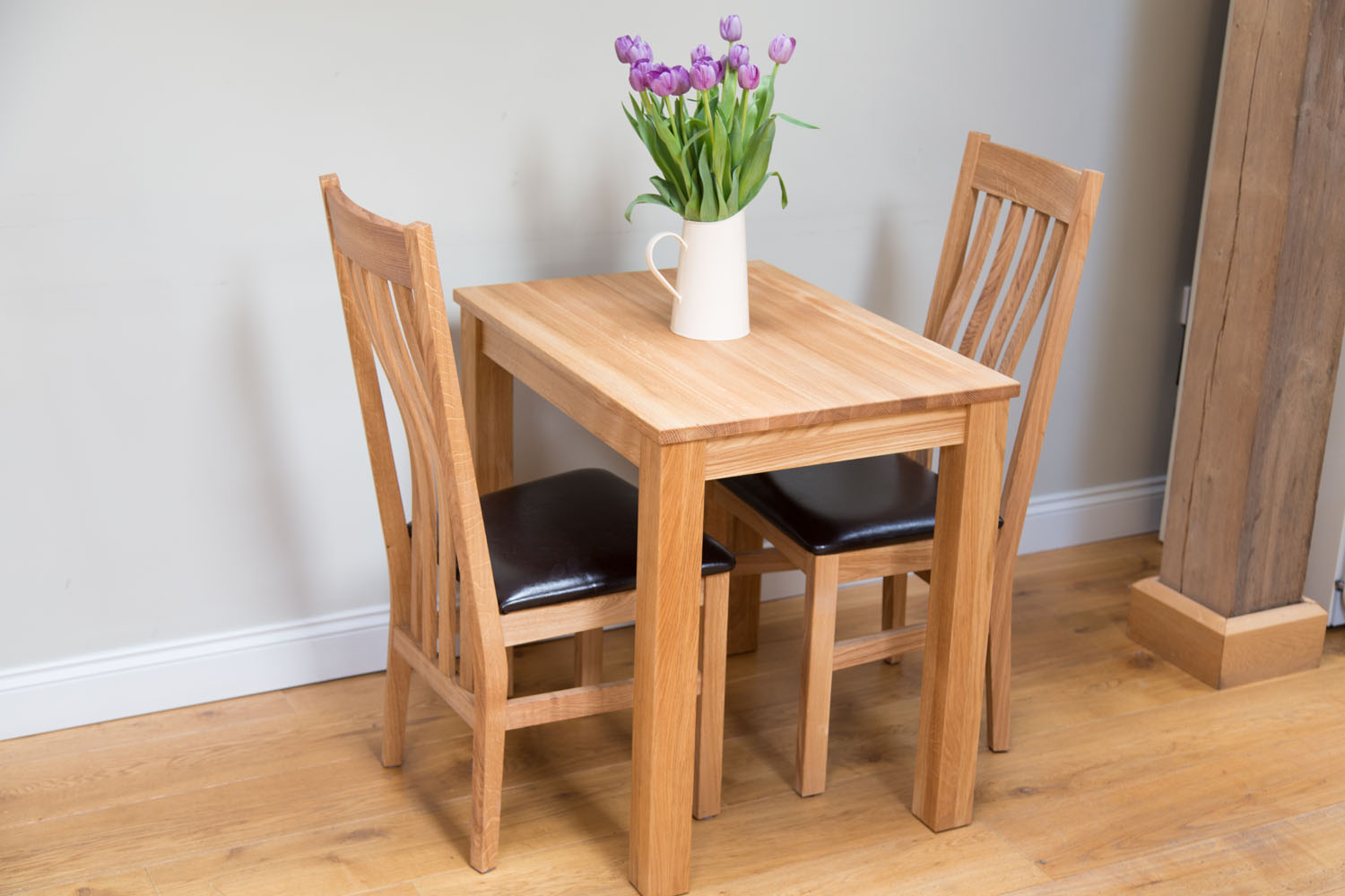 Компактные деревянные стулья и стол на кухню